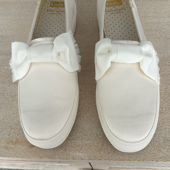 KATE SPADE x KEDS Triple Decker Bow Satin Sneaker Color: White Size: 8.5 - Picture 2 of 5